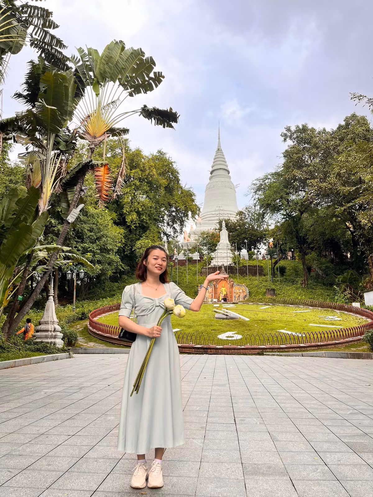 Mỹ Hậu thướt tha trong chiếc váy trên đất nước Campuchia.