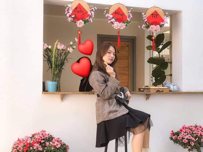 Mỹ Hậu tỏ ra hào hứng khi có mặt tại sân vận động Morodok, nơi diễn ra lễ khai mạc và bế mạc của kỳ đại hội.