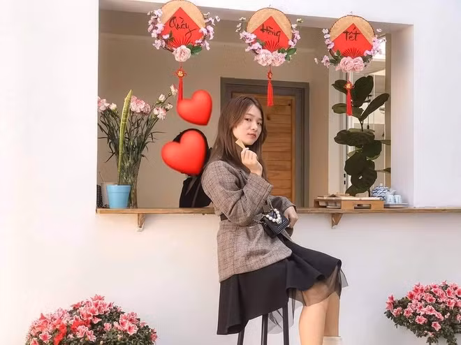 Mỹ Hậu tỏ ra hào hứng khi có mặt tại sân vận động Morodok, nơi diễn ra lễ khai mạc và bế mạc của kỳ đại hội.