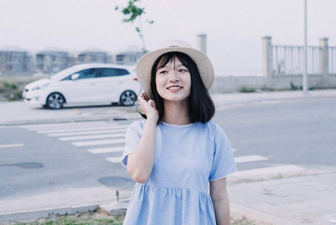 Nữ trọng tài thường diện trang phục cá tính nhưng cũng rất nữ tính.