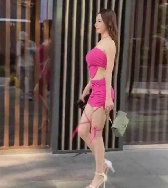 Nhưng ai ngờ chính việc chú ý khoe đôi chân dài thon gọn mà cô nàng lại quên đi việc bảo vệ những điểm khác trên cơ thể.