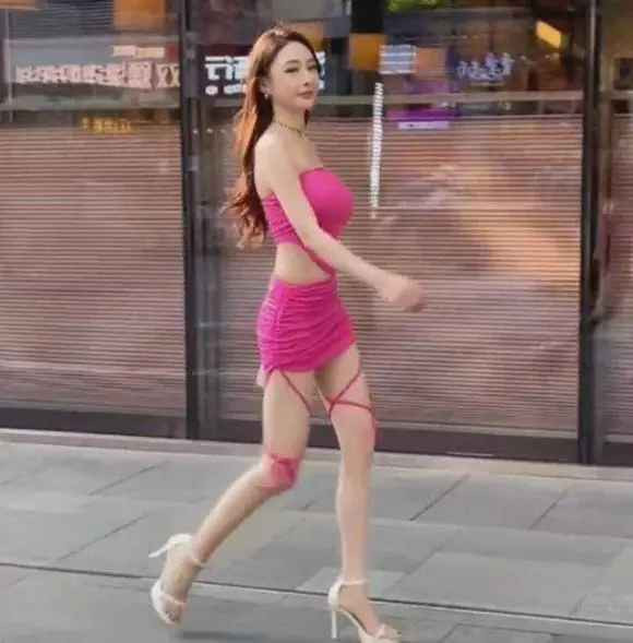 Theo bình luận của nhiều dân mạng, chủ ý của cô nàng có thể tính toán đến việc kiểu váy này cùng với giày cao gót giúp nữ chính khoe đôi chân dài, body nuột nà.