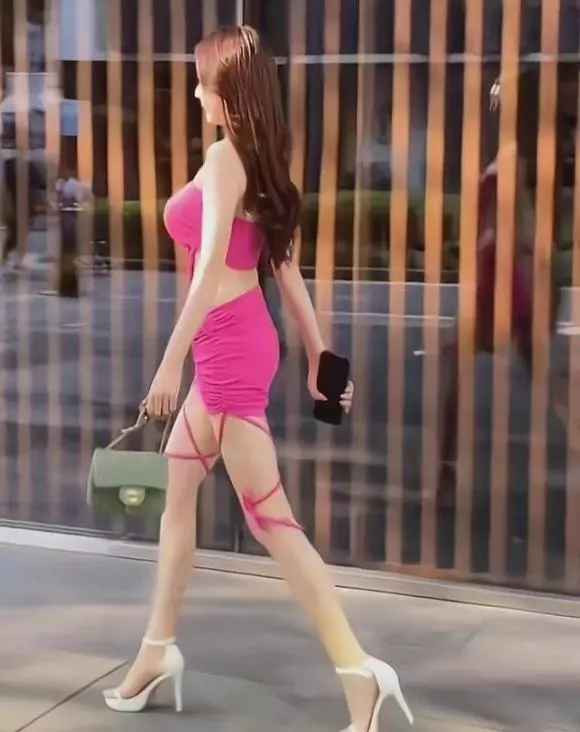 “May mắn không phải là bạn gái của tôi”, một nam cư dân mạng bình luận.