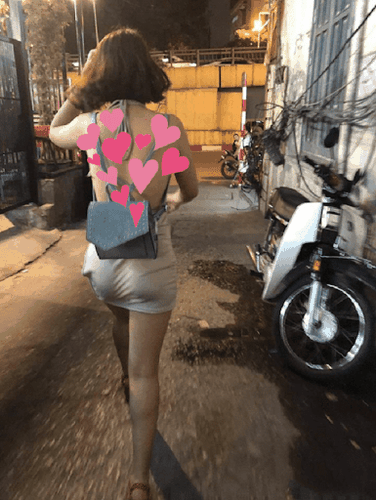 Khoe lưng trần với chiếc váy ôm sát nhưng cô nàng lại để lộ vòng 3.