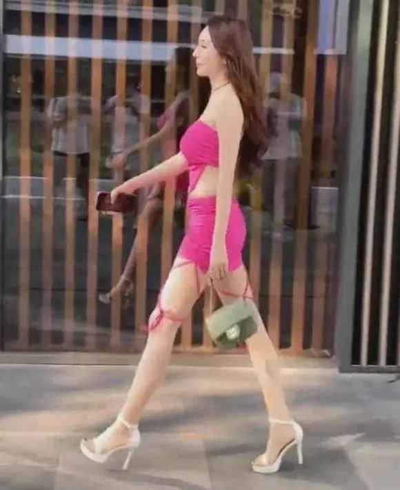 Việc lựa chọn trang phục ra sao là quyền tự do của mỗi người. Tuy nhiên một số người dựa vào sự tự do đó mà ăn mặc phản cảm không cần quan tâm đến ánh mắt của người khác.