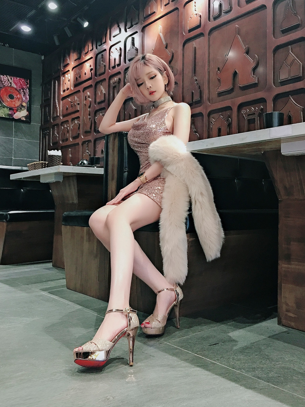 Cụ thể, người đẹp tung liền loạt ảnh flex vóc dáng gợi cảm, làn da trắng nuột nà. Đặc biệt, Trang Bít Tết khoe triệt để đường cong nóng bỏng, vòng 1 "tràn viền" là điểm nhấn khiến người xem khó rời mắt.