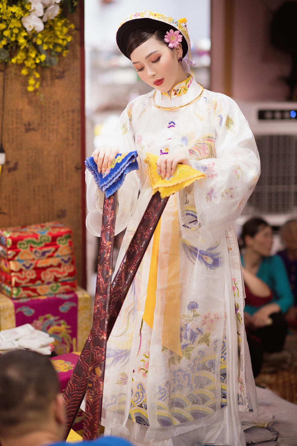 Mặc dù được tiếp xúc rất sớm cũng rất thích xem và nghe hát chầu văn nhưng hồi bé em chưa bao giờ nghĩ mình sẽ tham gia việc hầu đồng, cho đến khi em theo học trường Sân khấu điện ảnh, mối duyên với tín ngưỡng này đến với em rất tự nhiên". Thúy Hường chia sẻ thêm.