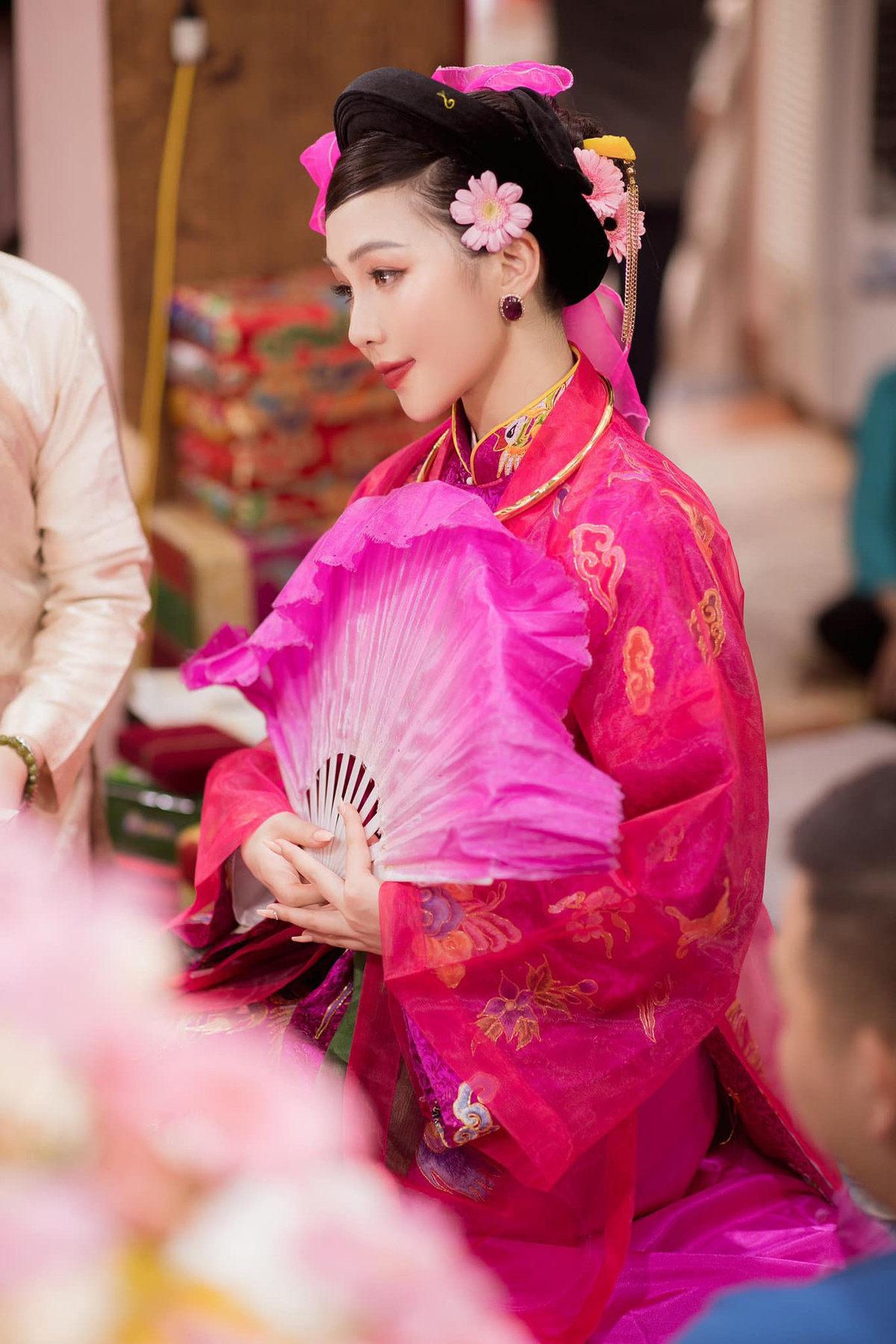 Chia sẻ về cái duyên với văn hóa thờ Mẫu - cô đồng xinh đẹp Đào Thúy Hường nói: "Em có duyên đến với tín ngưỡng hầu đồng từ khi còn rất nhỏ. Trước nhà em có một ngôi đền thờ mẫu nên từ bé em đã được tiếp xúc rất sớm với tín ngưỡng thờ tam - tứ phủ...