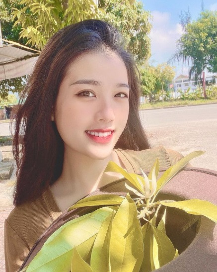 Trên trang cá nhân, "cô chủ tiệm nail" thường xuyên chia sẻ cuộc sống cá nhân sau khi chia tay Quang Hải.