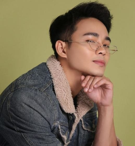 Hóa ra bạn trai mới của Huyền My là một nhân vật khá quen thuộc với khán giả. Nhìn ảnh, nhiều người nhanh chóng nhận ra đây là diễn viên Nguyễn Anh Tú - người từng đạt ngôi vị quán quân chương trình Cười xuyên Việt 2016.