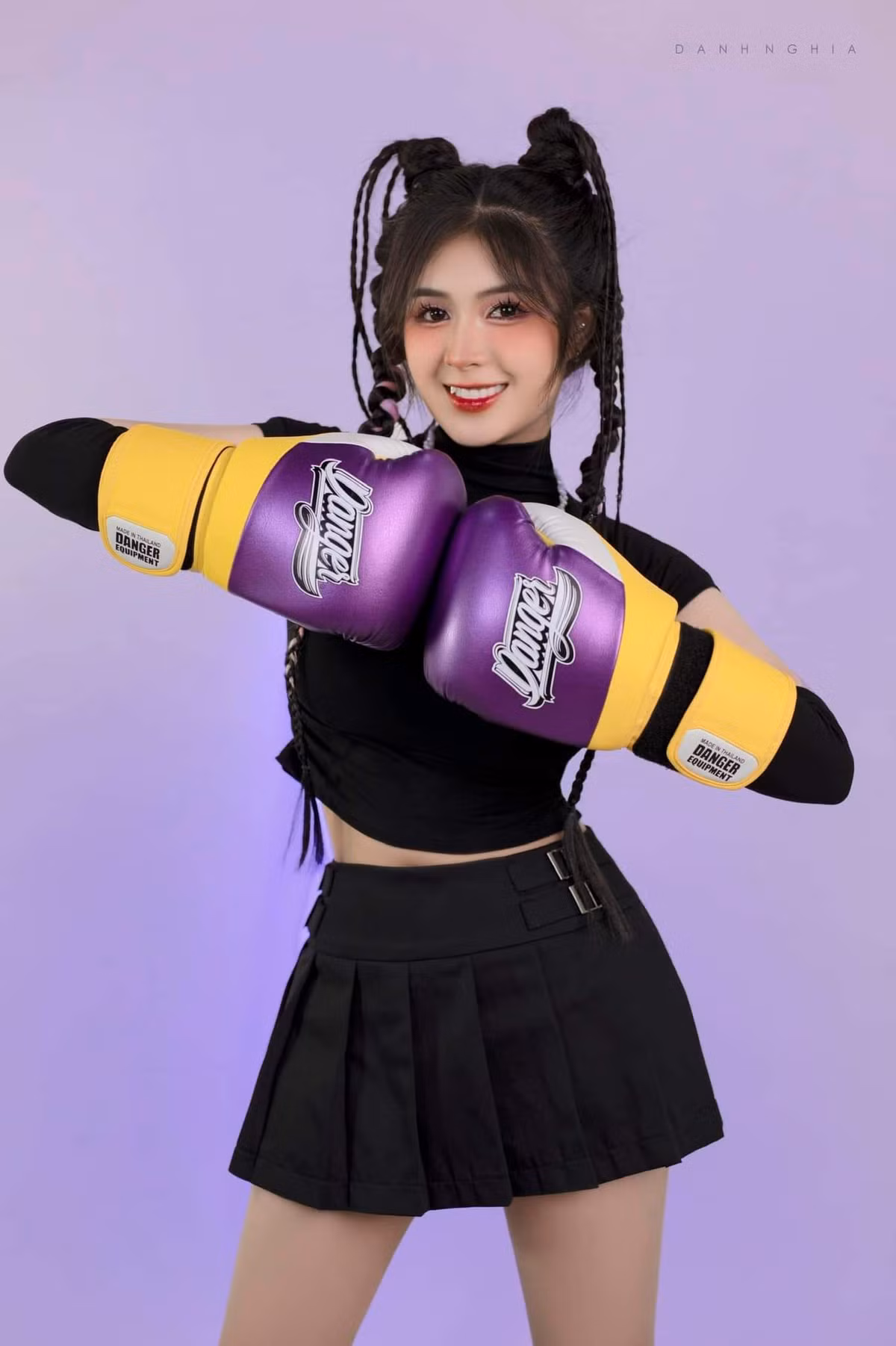 Trên mạng xã hội TikTok, Quỳnh Alee thường xuyên đăng tải video khoe khả năng nhảy múa với vũ đạo chuyên nghiệp và đẹp mắt. Cô nàng cũng từng nổi tiếng với hình ảnh diện áo cờ đỏ sao vàng, đến sân cỏ cổ vũ tuyển Việt Nam thi đấu trong những trận cầu quan trọng.