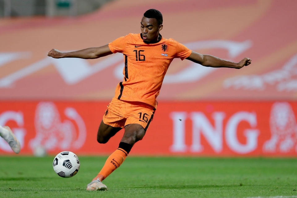 Ryan Gravenberch được CĐV đặt biệt danh "Patrick Vieira mới" nhờ thể hình ấn tượng (1,9 m) cùng lối chơi mạnh mẽ, chững chạc. Sau màn thể hiện ấn tượng trong màu áo Ajax, sao trẻ người Hà Lan sẽ là phương án dự phòng chất lượng cho Frenkie De Jong tại Euro 2020.