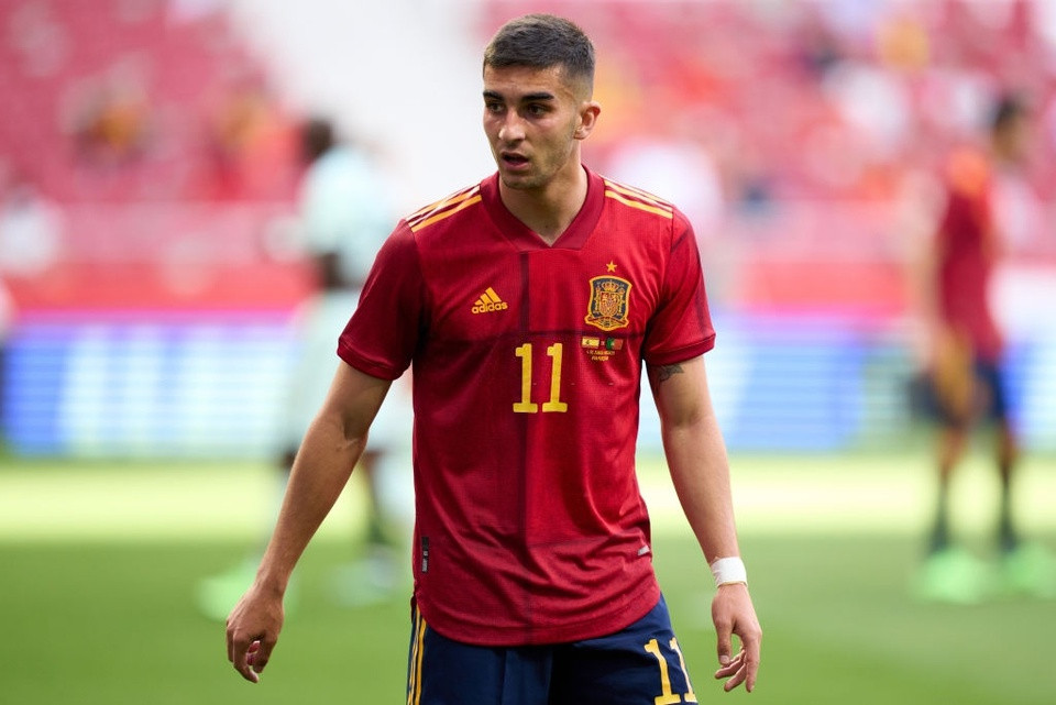 Ferran Torres sở hữu tốc độ tốt cùng lối chơi đa dạng. Anh có thể thi đấu ở mọi vị trí trên hàng công, từ chạy cánh, tiền đạo cắm, tiền vệ công, thậm chí là cả tiền vệ trung tâm. Cựu cầu thủ Valencia nhiều khả năng sẽ đá chính cho tuyển Tây Ban Nha tại VCK Euro sắp tới.