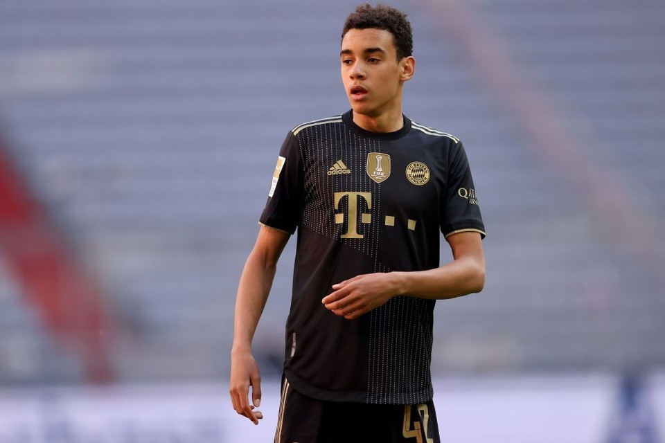 Jamal Musiala từng chơi cho U16, U17 và U21 Anh, nhưng anh lại quyết định khoác áo tuyển Đức. Cầu thủ 18 tuổi đã chứng tỏ tài năng ở mùa giải vừa qua bằng 7 bàn thắng sau 37 lần ra sân cho Bayern Munich.