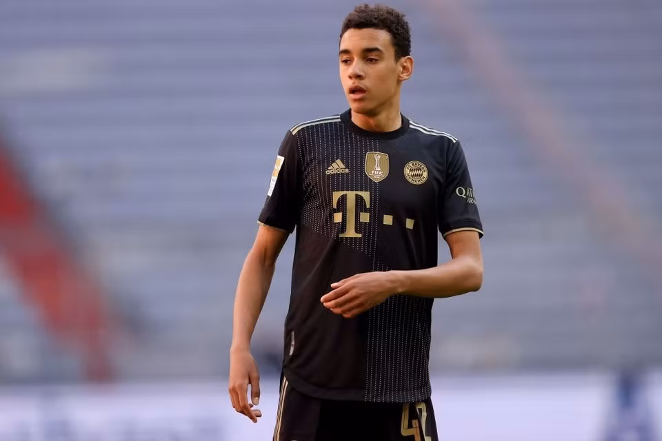 Jamal Musiala từng chơi cho U16, U17 và U21 Anh, nhưng anh lại quyết định khoác áo tuyển Đức. Cầu thủ 18 tuổi đã chứng tỏ tài năng ở mùa giải vừa qua bằng 7 bàn thắng sau 37 lần ra sân cho Bayern Munich.