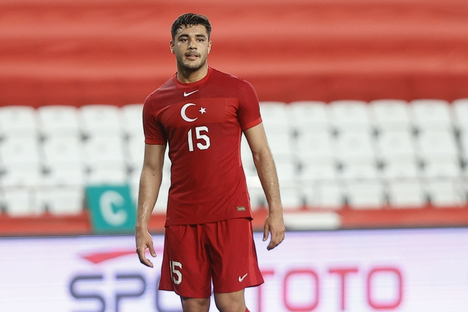 Ozan Kabak rút ra nhiều bài học sau mùa giải khoác áo Liverpool dưới dạng cho mượn. Ở Euro sắp tới, sao trẻ sinh năm 2000 gặp nhiều khó khăn khi phải cạnh tranh với hàng loạt ngôi sao như Medi Demiral (Juventus), Zeki Çelik (Lille), Caglar Soyuncu (Leicester).
