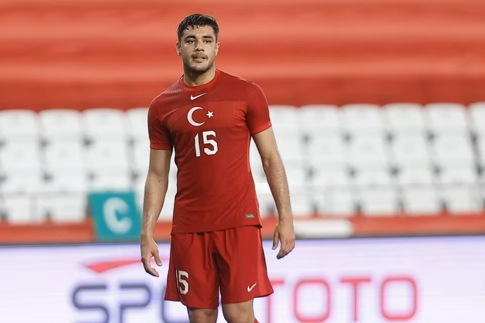 Ozan Kabak rút ra nhiều bài học sau mùa giải khoác áo Liverpool dưới dạng cho mượn. Ở Euro sắp tới, sao trẻ sinh năm 2000 gặp nhiều khó khăn khi phải cạnh tranh với hàng loạt ngôi sao như Medi Demiral (Juventus), Zeki Çelik (Lille), Caglar Soyuncu (Leicester).