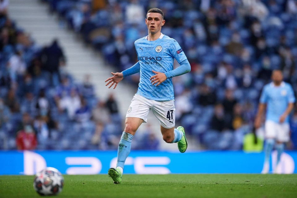 Phil Foden mới 20 tuổi nhưng đã là trụ cột tuyến giữa của tuyển Anh tại Euro. Ngôi sao thuộc biên chế Man City vừa nhận giải cầu thủ trẻ hay nhất tại Premier League mùa bóng 2020/21.