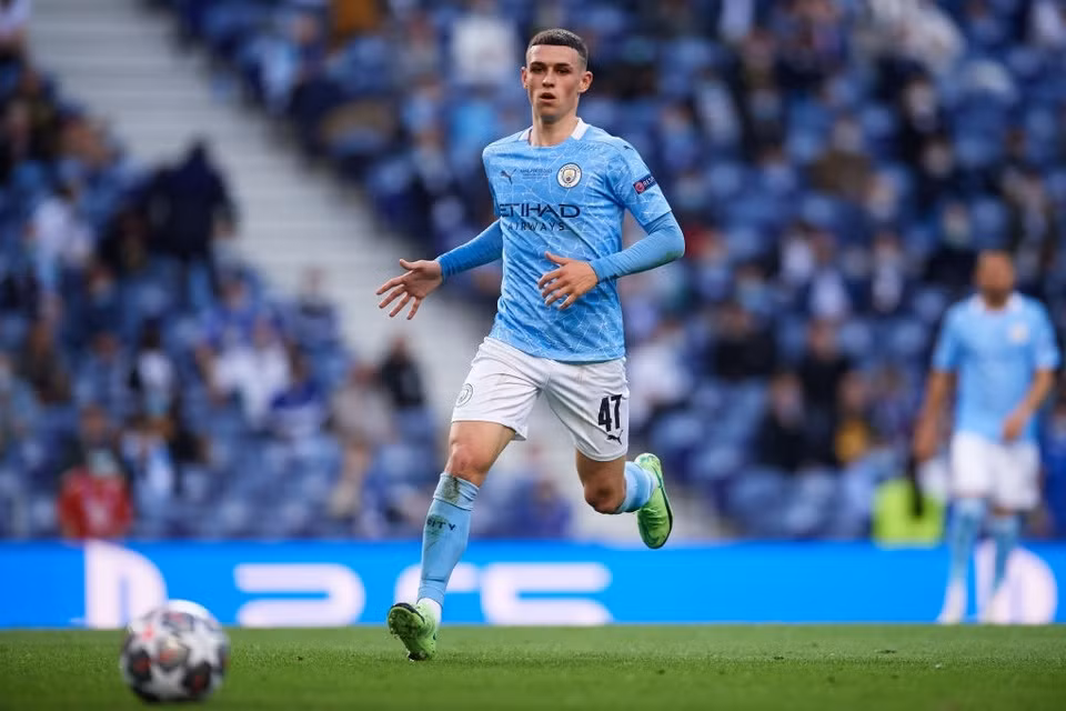 Phil Foden mới 20 tuổi nhưng đã là trụ cột tuyến giữa của tuyển Anh tại Euro. Ngôi sao thuộc biên chế Man City vừa nhận giải cầu thủ trẻ hay nhất tại Premier League mùa bóng 2020/21.