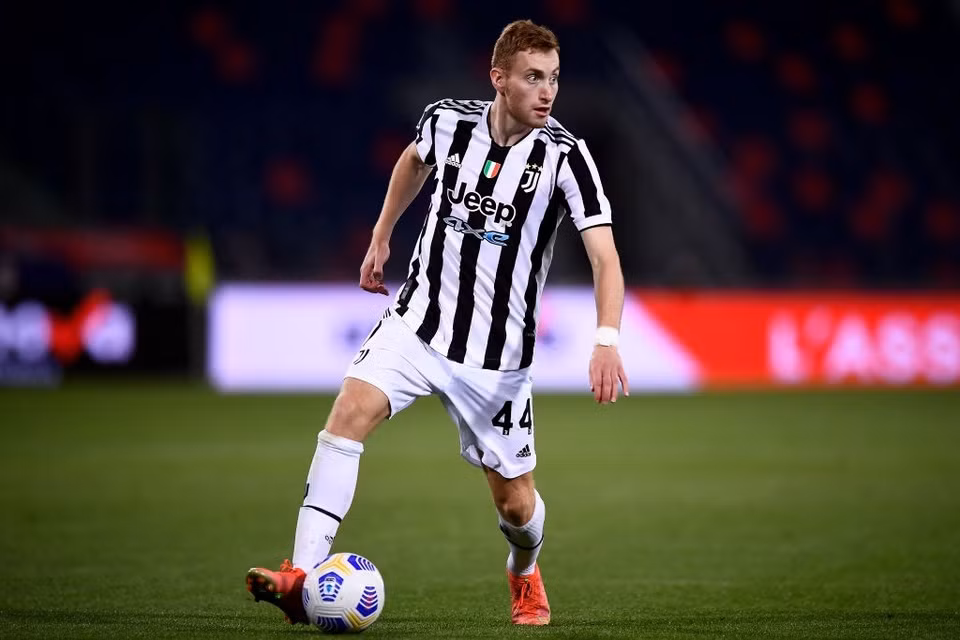 Dejan Kulusevski tỏa sáng ở ngay mùa giải đầu tiên khoác áo Juventus với 7 bàn, 3 kiến tạo sau 47 lần ra sân. Cầu thủ sinh năm 2000 được kỳ vọng giúp "Chiến binh Viking" vượt qua bảng đấu đầy khó khăn cùng các đội tuyển Serbia, Ba Lan và Tây Ban Nha.