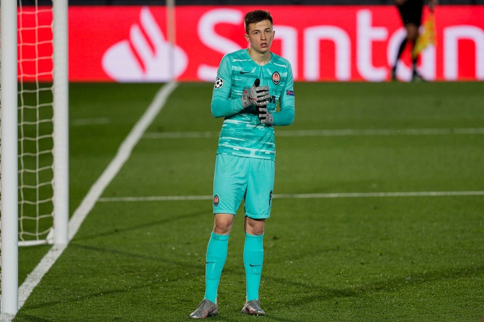 Anatoliy Trubin sinh năm 2001, sở hữu chiều cao lên đến 1,999 m. Thủ môn trẻ này đã bắt chính cho Shakhtar Donetsk 30 trận ở mùa giải 2020/21. Trubin sẵn sàng cạnh tranh suất bắt chính với các đàn anh Georgiy Bushchan hay Andriy Pyatov.