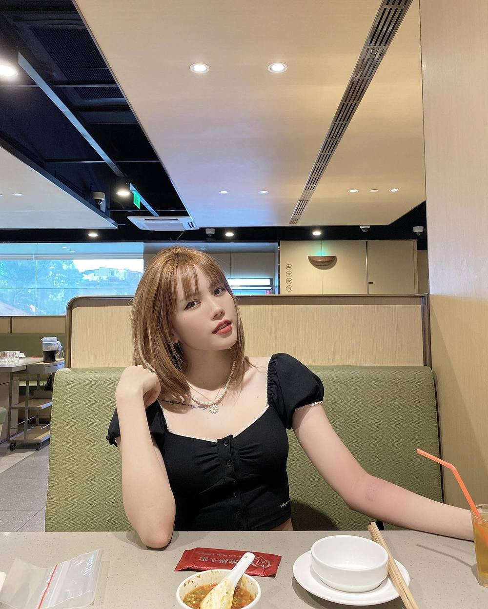 Dường như Thiều Bảo Trâm đã không chú ý đến chi tiết này nên chia sẻ lại.