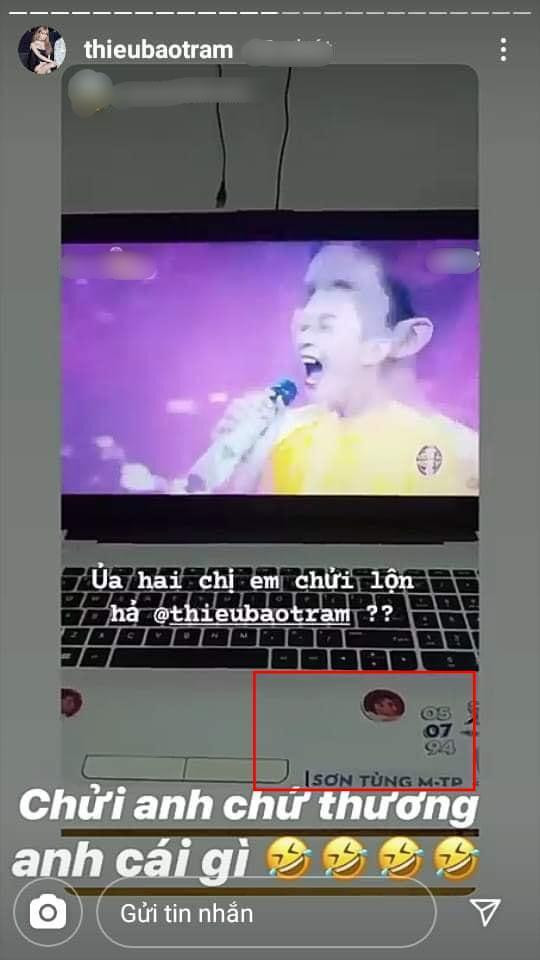 Thậm chí, dân tình còn soi ra được chi tiết, Thiều Bảo Trâm từng reup một bức ảnh của bạn fan đang dùng có dán sticker Sơn Tùng, tên và ngày tháng năm sinh của nam ca sĩ.