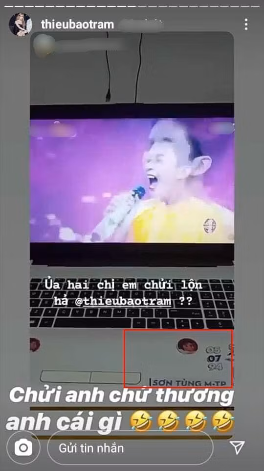 Thậm chí, dân tình còn soi ra được chi tiết, Thiều Bảo Trâm từng reup một bức ảnh của bạn fan đang dùng có dán sticker Sơn Tùng, tên và ngày tháng năm sinh của nam ca sĩ.