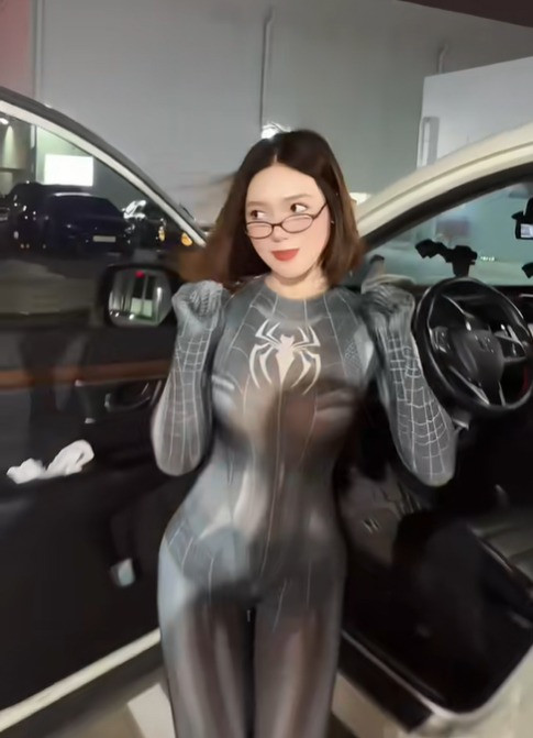 Khoảnh khắc nàng hot girl nhún nhảy theo điệu nhạc bên cạnh chiếc ô tô đã nhanh chóng được lan truyền mạnh mẽ, thu hút tới 2,3 triệu lượt xem ở thời điểm hiện tại.