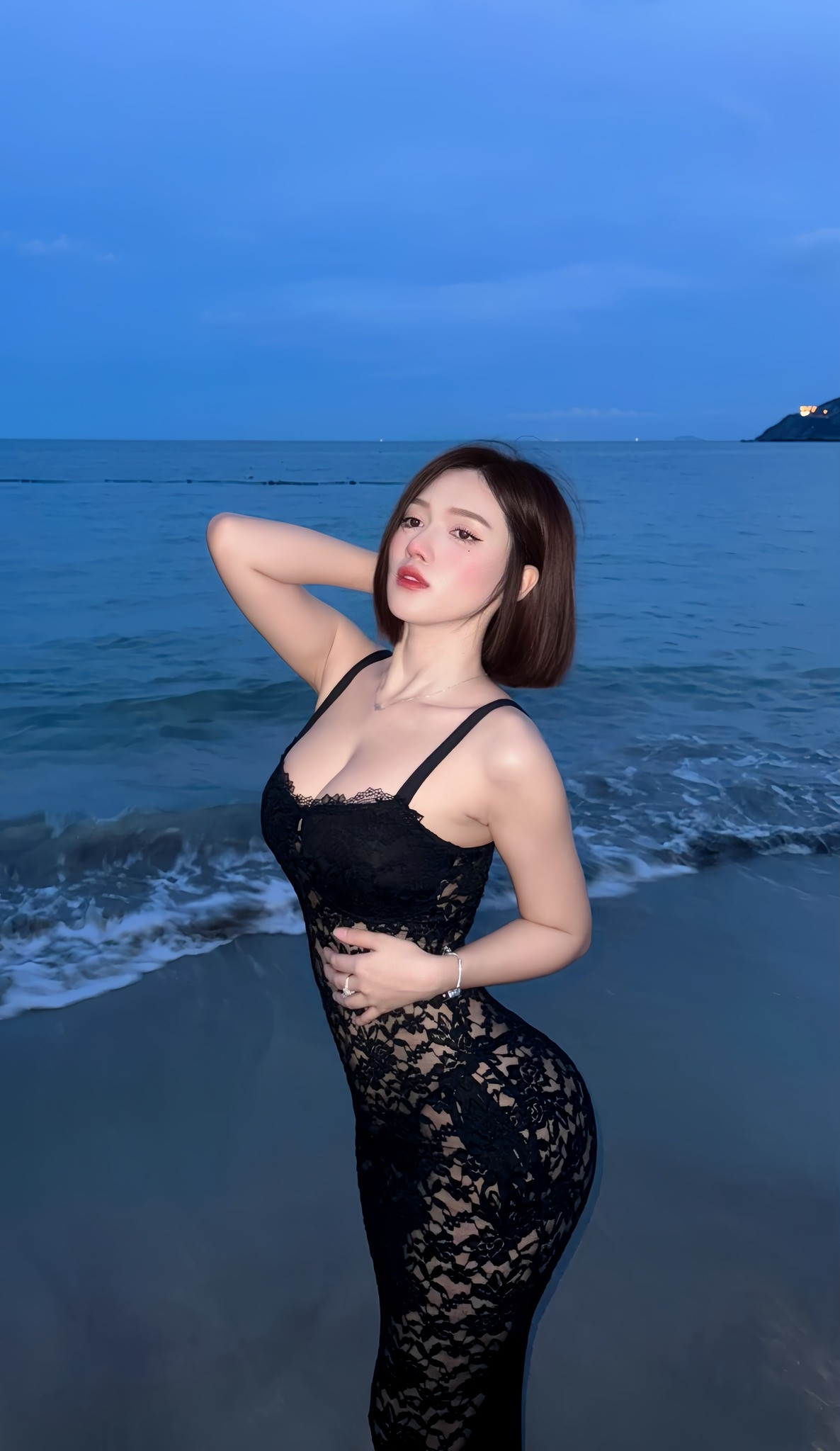 Từ lợi thế hình thể đến gương mặt, không có phong cách nào làm khó được nàng hot girl này.