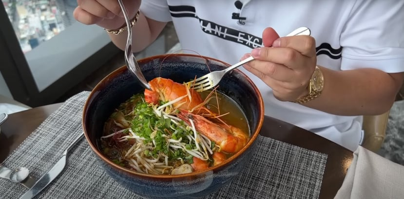 Nhiều người đang dùng bữa tại nhà hàng cũng nhận ra nam Youtuber và xin chụp ảnh cùng. Ban đầu, Khoa Pug dự định gọi tô phở 4 triệu để review nhưng vì nhà hàng đã ngưng bán nên nam Youtuber đành gọi tô phở giá 990 nghìn đồng.