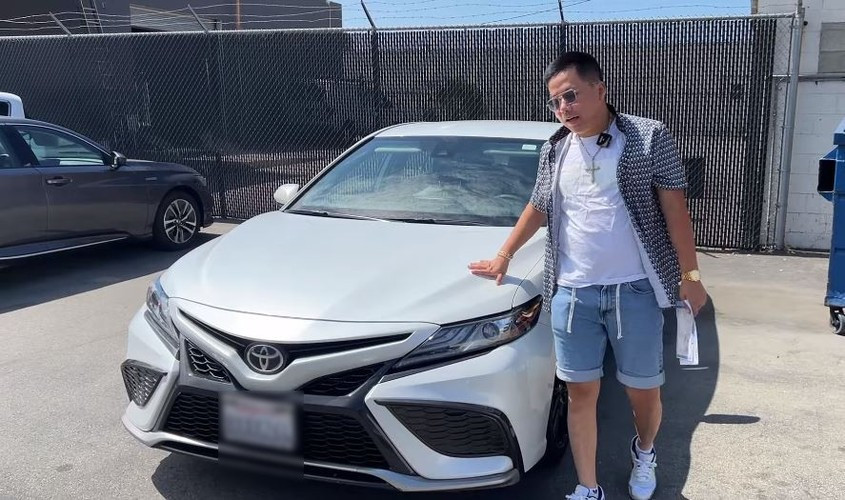 Người đứng sau ống kính tạo nên hàng loạt video triệu view cho nam YouTuber sẽ có mức đãi ngộ hậu hĩnh nhất. Trong đó bao gồm cả việc được thưởng thức các món ăn hạng sang mỗi khi tới các địa điểm mới.