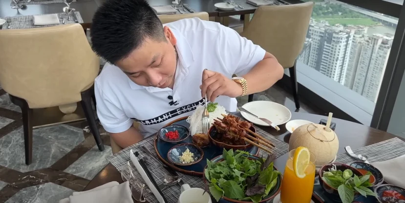 Sở dĩ, món phở này được đính kèm với cụm từ "chọc trời" vì nhà hàng nằm trên tầng 66 của toà nhà Landmark 81. Cũng có người nói đùa, "chọc trời" còn là cách ví von vui về mức giá của tô phở.