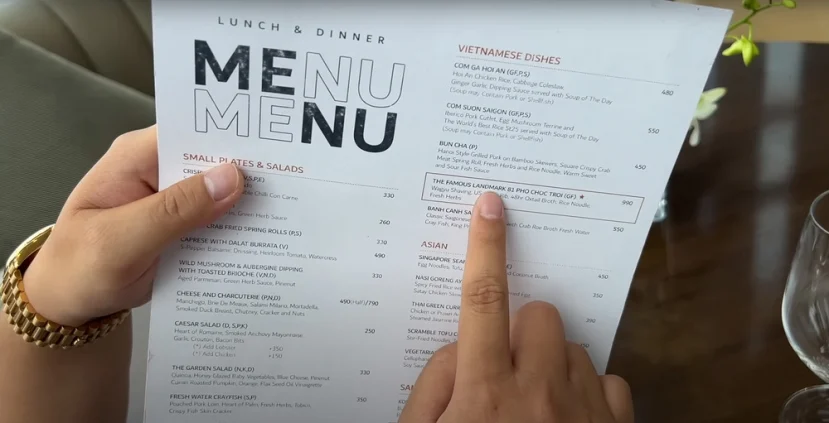 Bên cạnh đó, nam Youtuber cũng gọi thêm một phần bún chả Obama giá 450 nghìn và 1 suất bánh canh Sài Gòn giá 550 nghìn dành cho camera man.