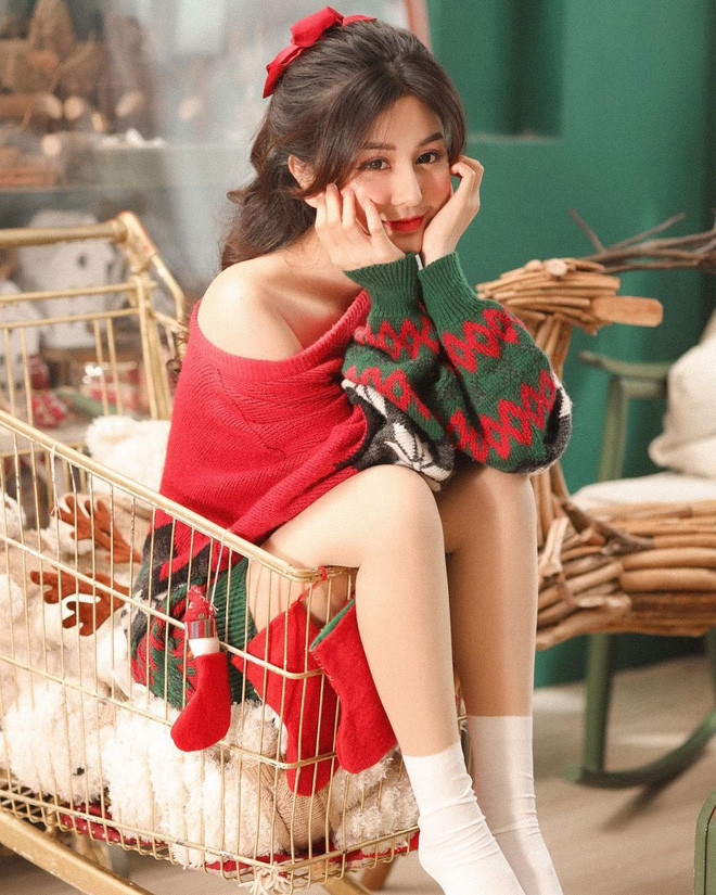 Võ Ngọc Trân (2001) xinh xắn với làn da trắng trẻo, mịn màng trong bộ ảnh mừng Giáng Sinh.