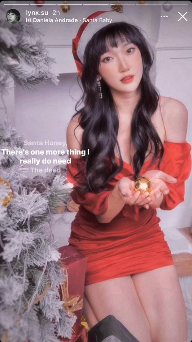 Linh Sugar - hot girl Hà thành toả sáng vì trình "hack" tuổi mùa Giáng sinh năm nay. Cô nàng khoe vẻ ngoài quyến rũ với bộ outfit đỏ 2 dây.