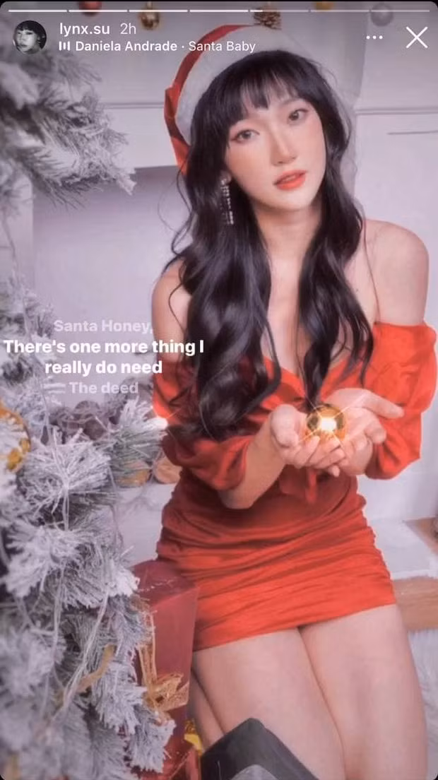 Linh Sugar - hot girl Hà thành toả sáng vì trình "hack" tuổi mùa Giáng sinh năm nay. Cô nàng khoe vẻ ngoài quyến rũ với bộ outfit đỏ 2 dây.