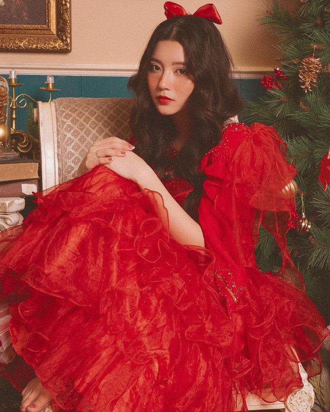 Bâu - hot girl Instagram khiến dân tình thích thú khi khoe nhan sắc "cực phẩm" trong bộ ảnh mới đón Giáng sinh.