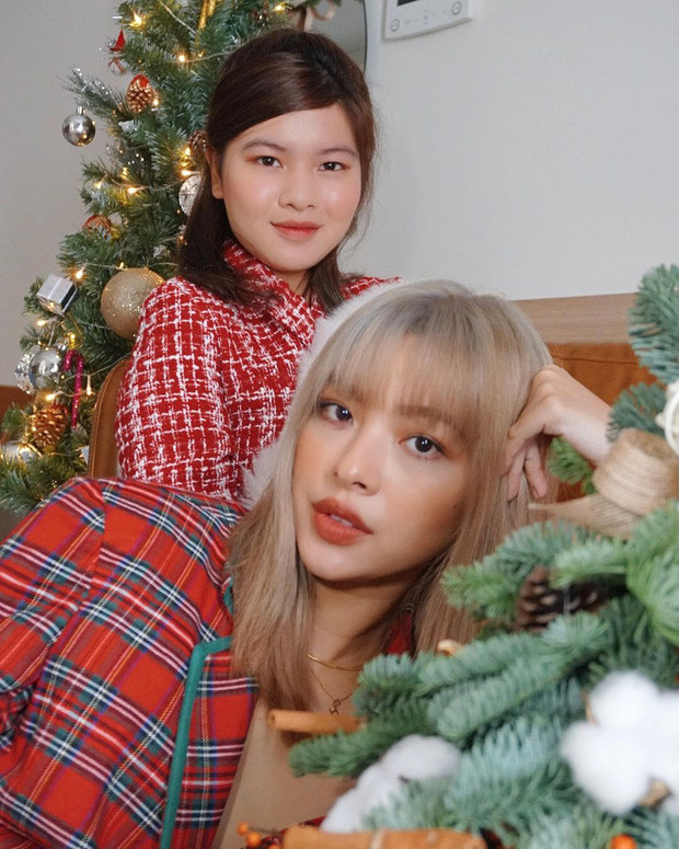 Thay vì chụp ảnh đơn, Tú Hảo check in cùng em gái.