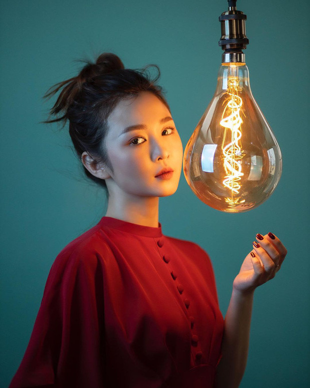 Ribi Sachi chọn chụp concept Noel theo một cách khác. Thay vì cây thông, cô nàng quyết chọn đứng bên "bóng đèn".