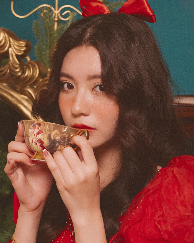 Vẻ đẹp ngọt ngào của Bâu được ví như những nàng công chúa bước ra từ thế giới cổ tích khi khoe bức ảnh Giáng Sinh của mình.