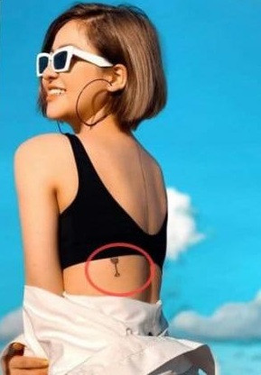 Trong ảnh, người đẹp Trâm Anh khoe khoảnh khắc từ phía sau lưng để lộ tấm lưng cong gợi cảm.