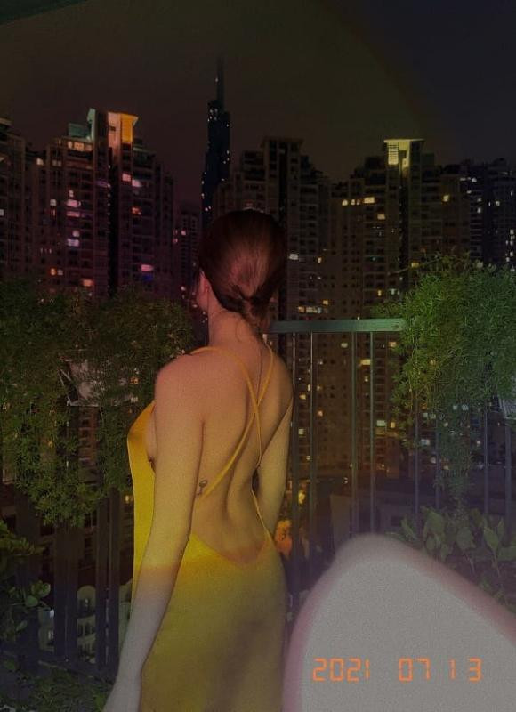 Mới đây, Trâm Anh đã đăng tải bức ảnh mới thu hút sự chú ý của cư dân mạng. Dù chú thích là "Ảnh mạng" nhưng từ vóc dáng, hình xăm đến kiểu tóc, cư dân mạng tinh ý nhận ra nhân vật trong ảnh là cô.