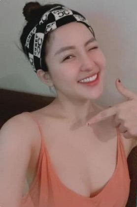 Đặc biệt, trong bộ váy lụa mỏng manh, Trâm Anh khiến người xem "nóng mắt" bởi vòng một lấp ló.