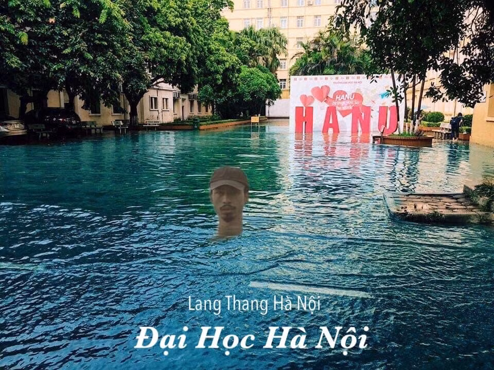 Mới đây, trên MXH một fanpage có tên "Lang Thang Hà Nội" đăng tải những bức ảnh sân trường đại học ngập nước sau những trận mưa lớn ở Hà Nội gây chú ý.