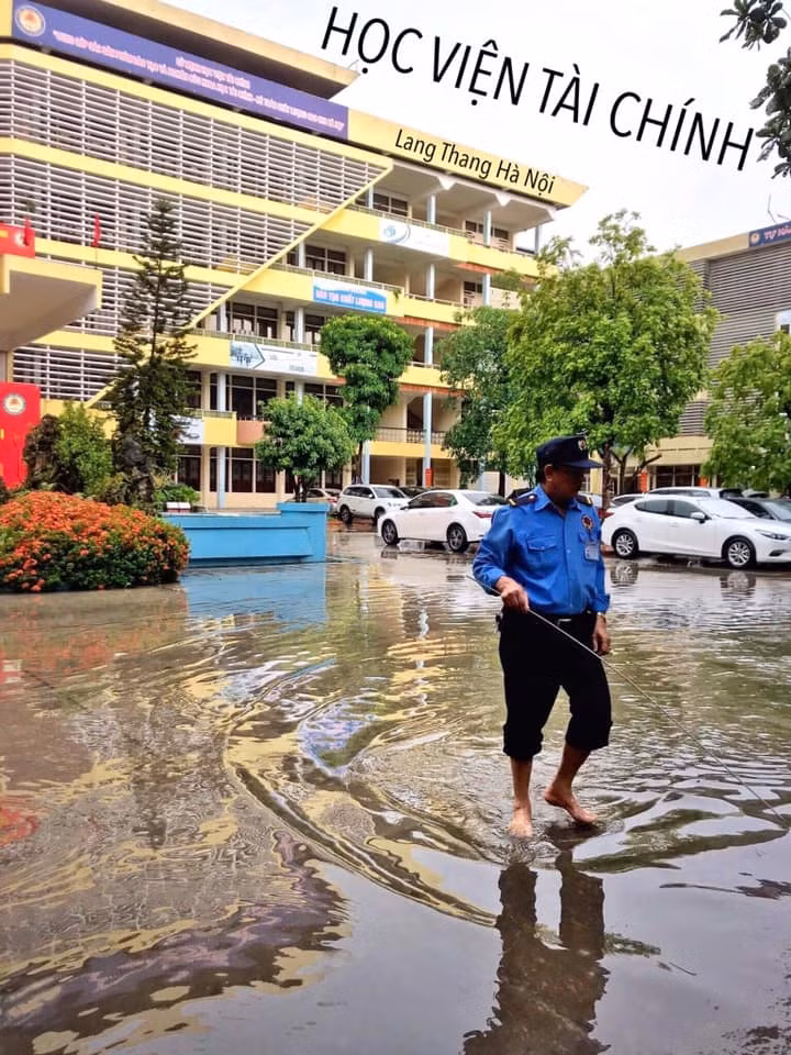 Những ngày qua, nhiều điểm tại Hà Nội ngập nước sau những trận mưa lớn. Tuy nhiên, điểm ngập được dân tình chú ý tới không phải ngoài phố lại là các sân trường đại học lớn trên địa bàn Thủ đô.