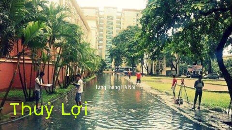 Còn nickname P.Q.T bình luận: "Học Thủy Lợi quá quen với cảnh này. Đúng là Thủy Lợi mà quá nhiều nước để thực hành".