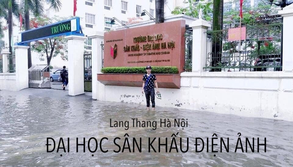 Nickname P.M.Q bình luận: "Nhìn cảnh này nhớ trường quá. Học Công Đoàn những ngày mưa như này đi từ ký túc sang trường mà quần sắn tới tới tận đầu gối. Thi thoảng có xe chạy qua thì ướt sạch".