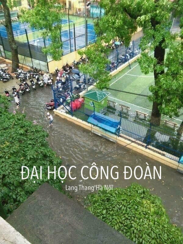 Sân trường Đại học Công Đoàn trở thành một dòng sông sau những trận mưa lớn ở Hà Nội.
