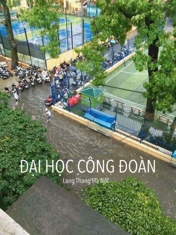 Sân trường Đại học Công Đoàn trở thành một dòng sông sau những trận mưa lớn ở Hà Nội.